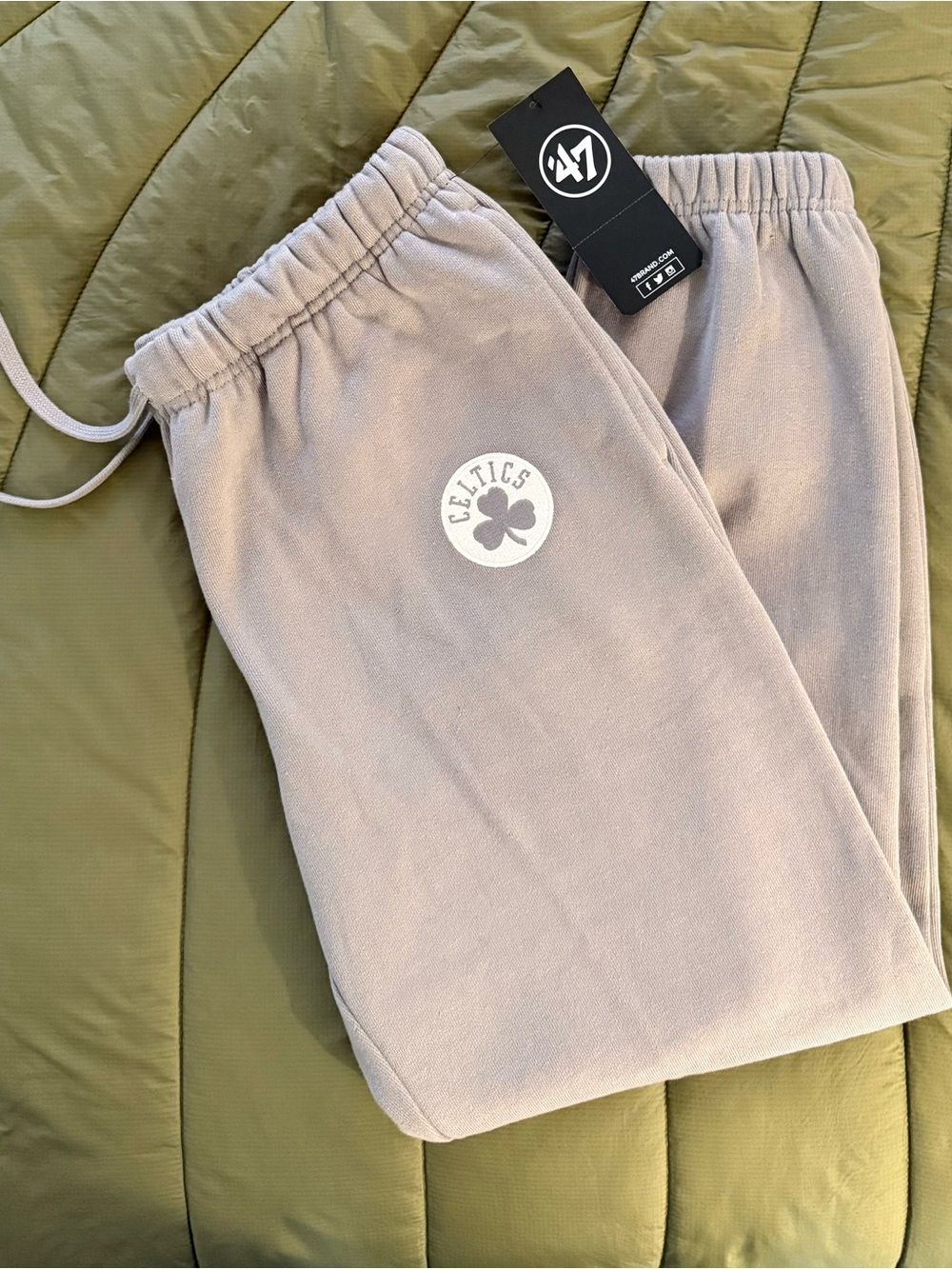 ‘47 Brand Men’s Boston Celtics Fleece Joggers in wolf grey
